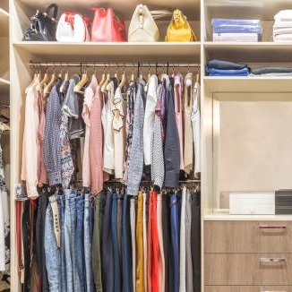 How does the steel pipe structure of a non-woven fabric wardrobe affect its load-bearing capacity?