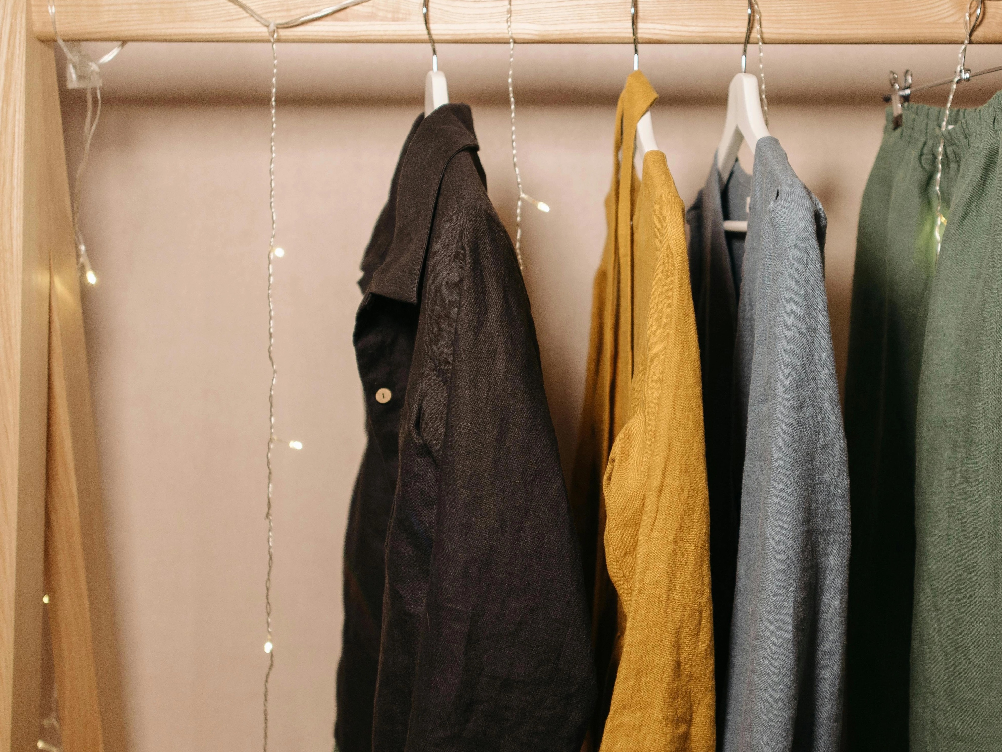 What key parameters should be considered when wholesaling non-woven fabric wardrobes?